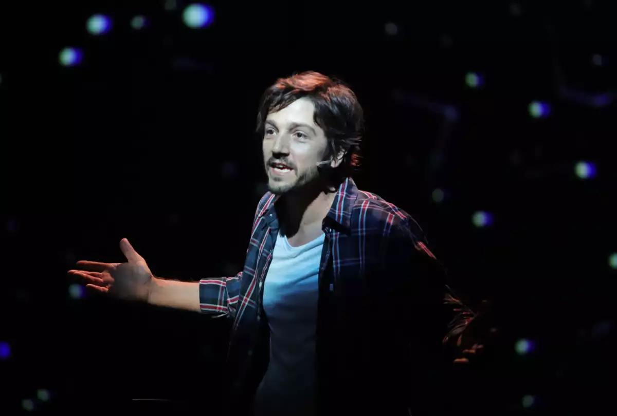 Diego Luna en su debut en la obra "Privacidad"