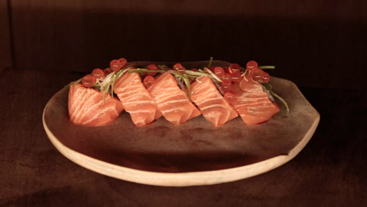 Foto de un platillo de salmón con hueva de pescado.