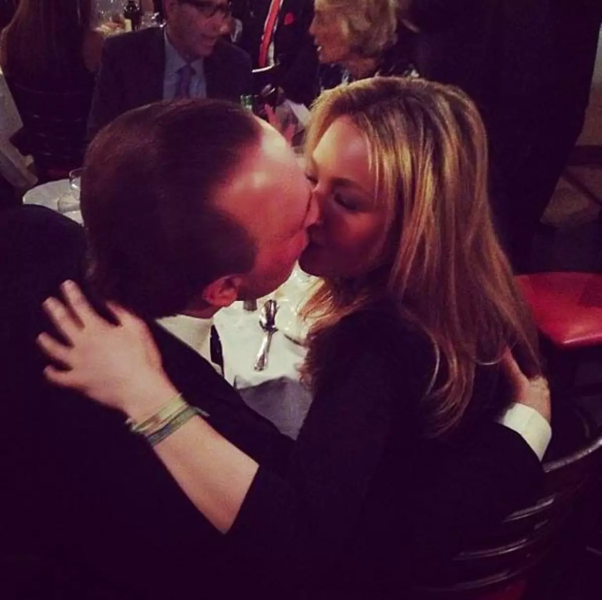 Thalía y Tommy sellaron su amor con este romántico beso.