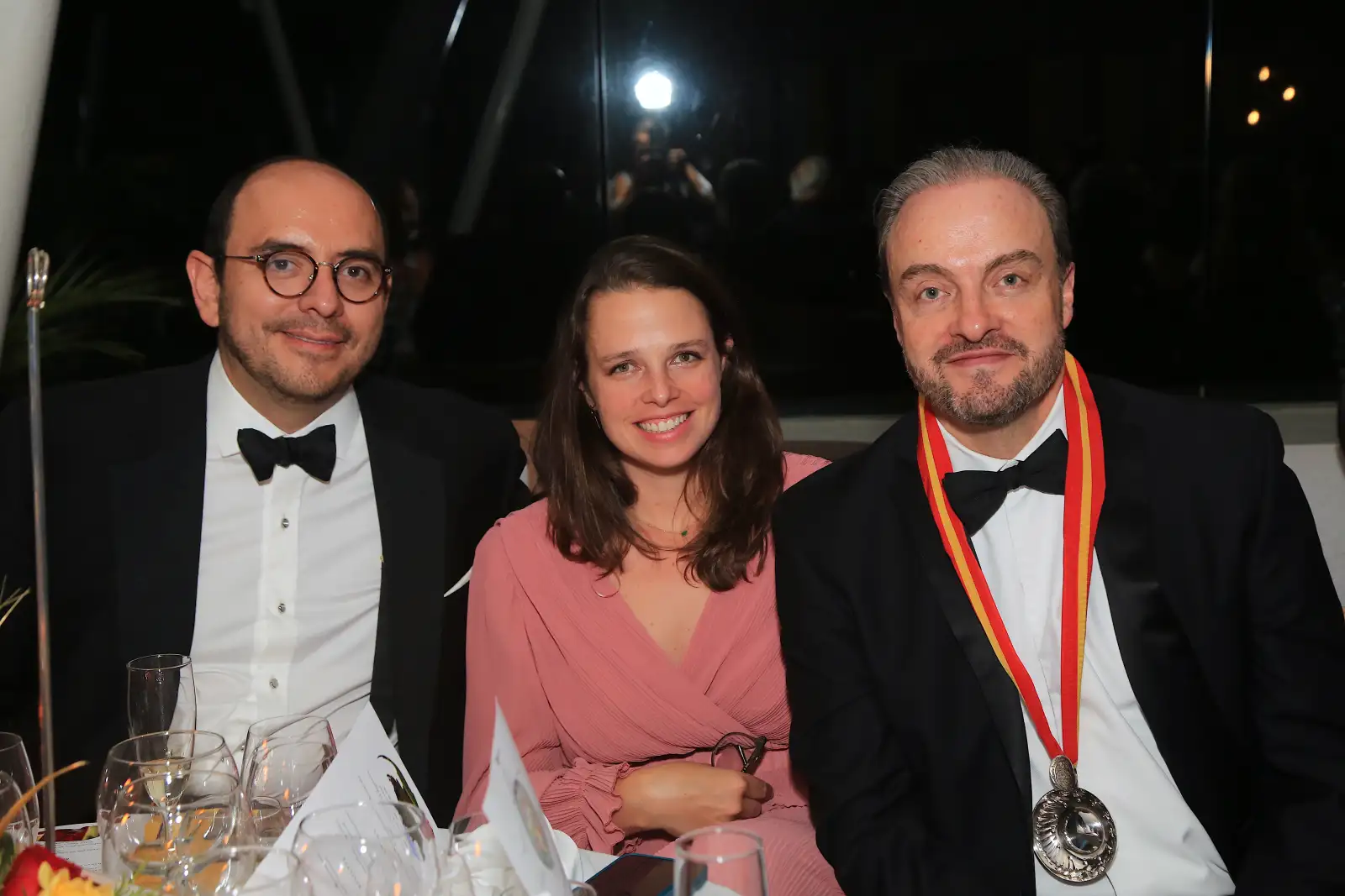 Luis y Tatiana Garcia con Juan Acra