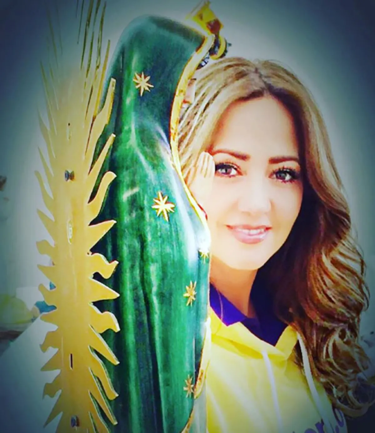 Andrea llevó una foto de ella junto a la guadalupana a Instagram.