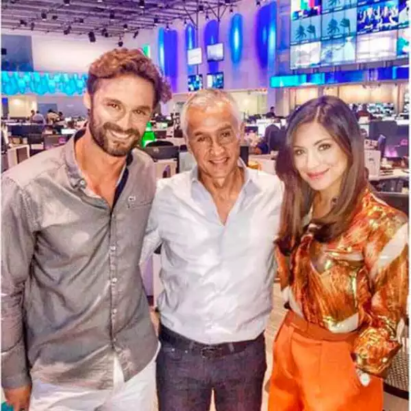 Posando junto al periodista Jorge Ramos.