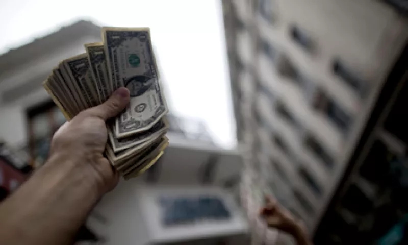 Aún está por verse si con menores tasas de interés los bancos accedan a dar más préstamos.  (Foto: AP)