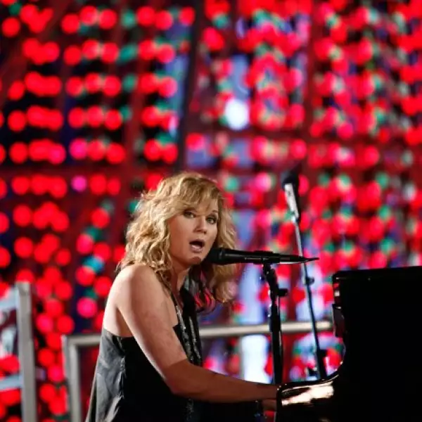 Un día antes, Jennifer Nettles, del grupo Sugarland, grabó su participación para la fiesta de nominación que se realizó el miércoles.