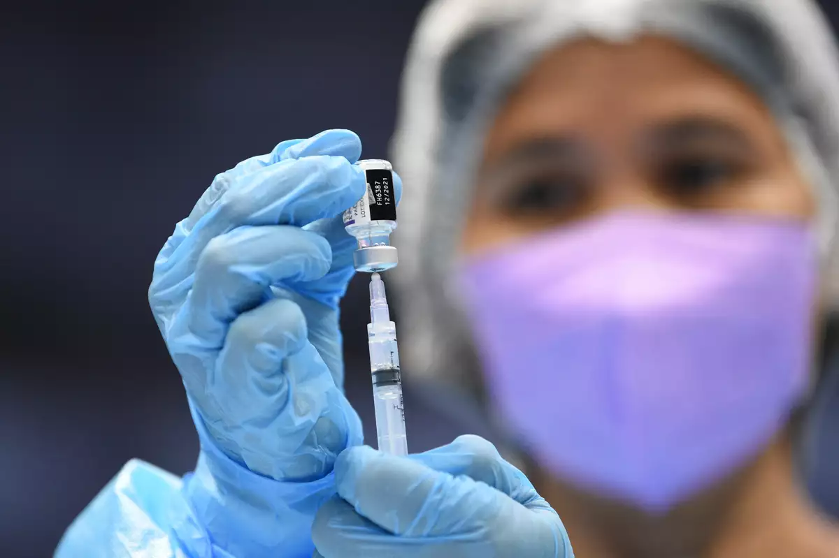 Variante ómicron preocupa a científicos (imagen de una enfermera preparando una vacuna)
