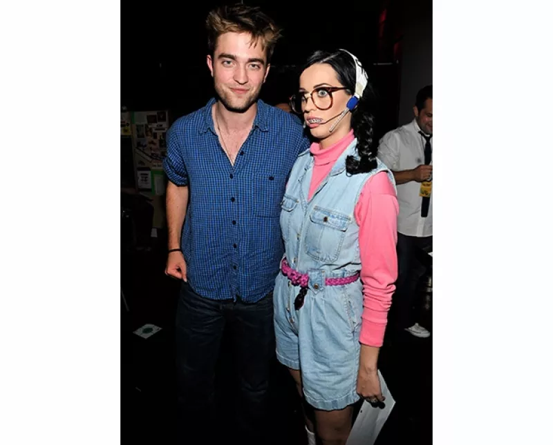 Si nunca habías escuchado al guapo actor entonando una melodía, aquí una página del pasado de la cantante y el actor hace algunos años en una noche de copas y cantabar.