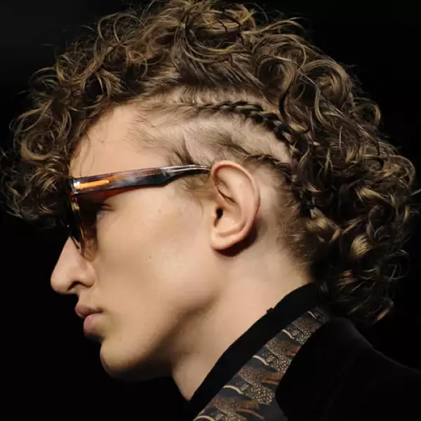 Y mucho menos si van pegadas a la cabeza.