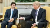 El presidente de los Estados Unidos, Donald Trump (R), extiende su mano al primer ministro Justin Trudeau de Canadá durante una reunión en la Oficina Oval de la Casa Blanca el 13 de febrero de 2017 en Washington, D.C. Esta es la primera vez que los dos líderes se reúnen en la Casa Blanca.