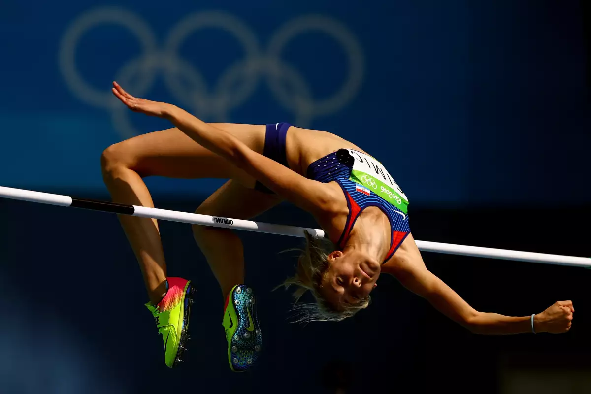 una foto completa de una mujer deportiva atlética descansa después