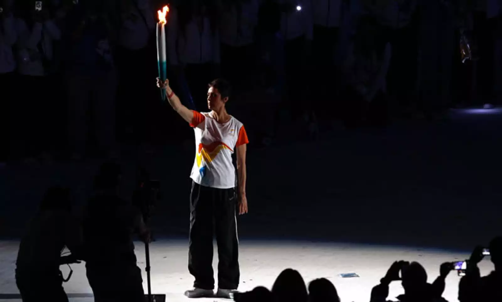 Enriqueta Basilio, quien encendió el pebetero en los Juegos Olímpicos de México 1968, inició una cadena de atletas que llegó a la clavadista Paola Espinosa.