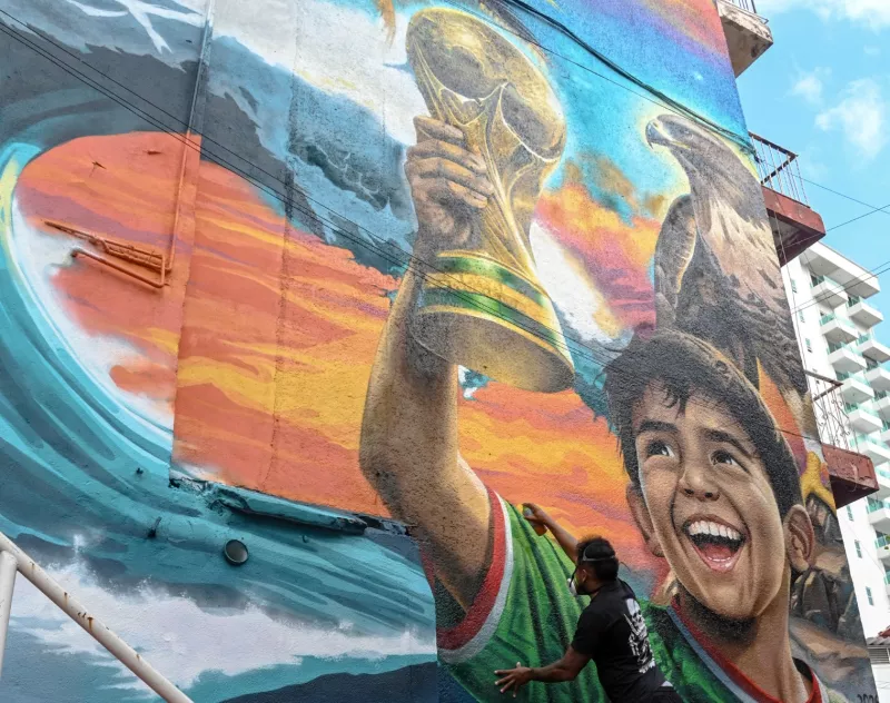 El artista mexicano Iván Bailon Hernández trabaja en un mural titulado "Sueno Mundialista", en referencia a la próxima Copa Mundial de la FIFA 2026, en Acapulco, estado Guerrero, México, el 7 de abril de 2026. 