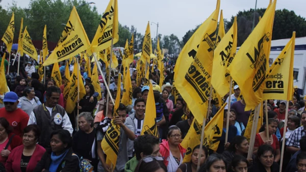 Simpatizantes del PRD, montaron un mitin afuera del recinto de San Lázaro previo a que iniciara la sesión extraordinaria del Pleno de la Cámara baja donde se discuten los dictámenes aprobados en el Senado.