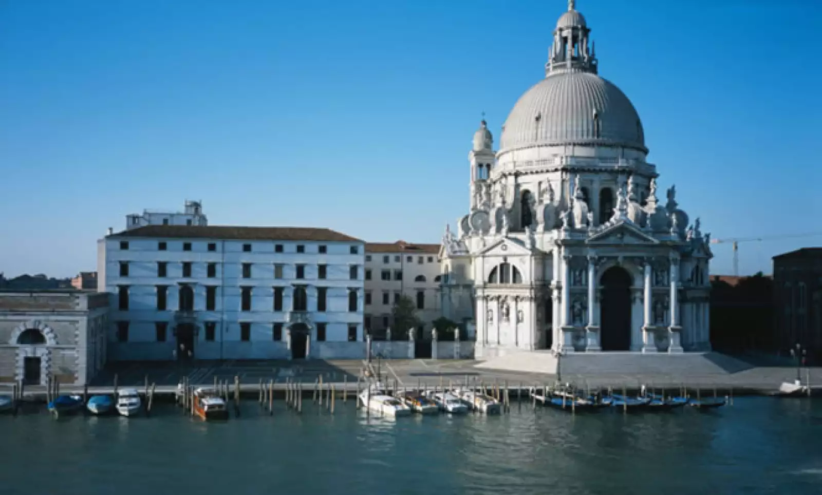 Una de las plzas más atractibas del destino, tanto por su belleza arquitectónica, como su cercanía con los canales.