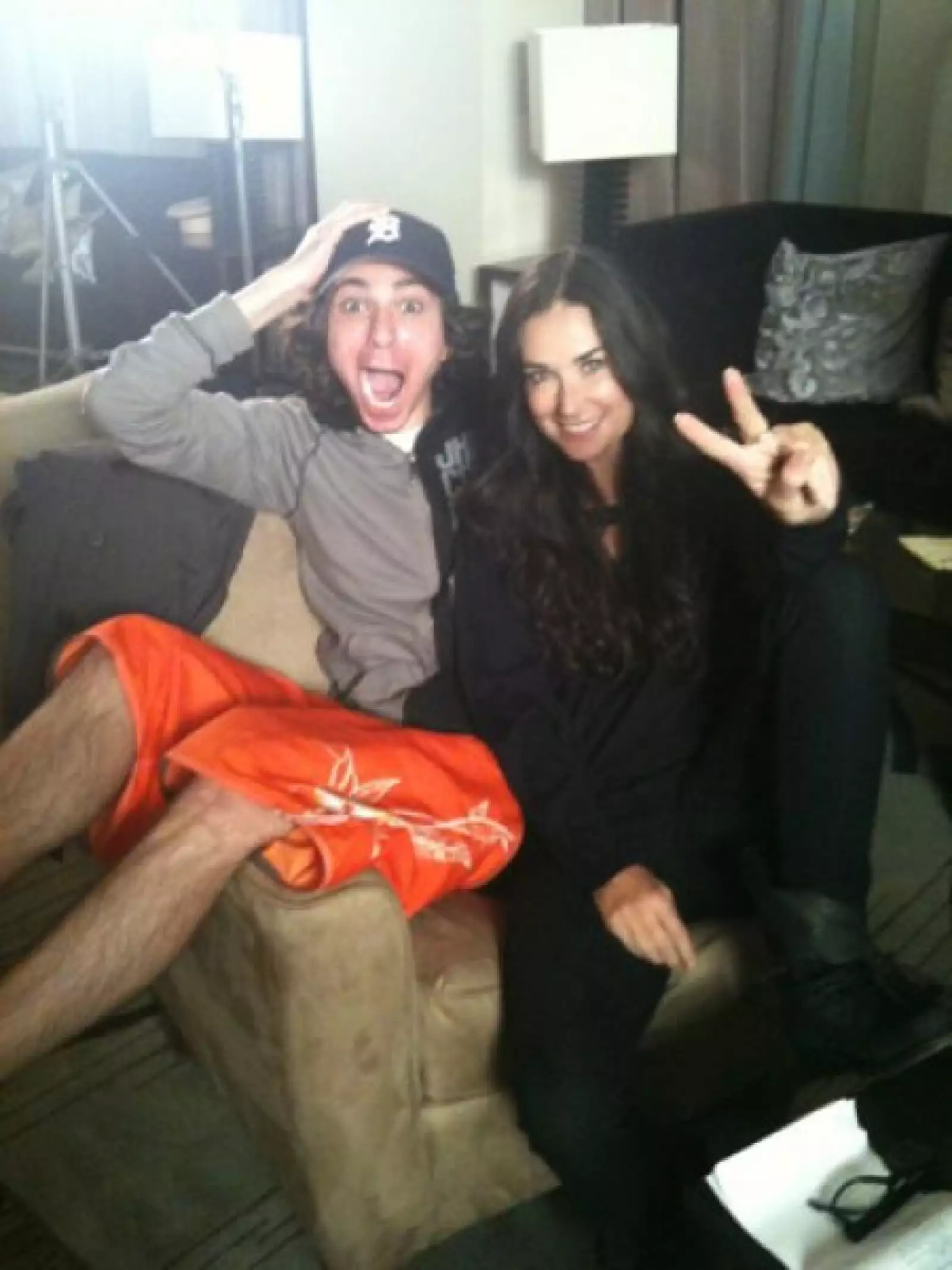 Demi Moore muy divertida con un amigo.