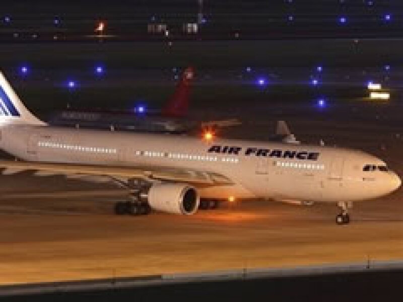 El vuelo AF 447 partió el domingo de Rio de Janerio con destino a París, donde nunca arribó. (Foto: AP)