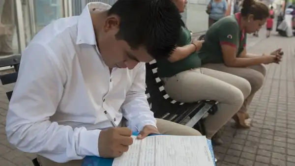 Hombre llenando una solicitud de empleo.