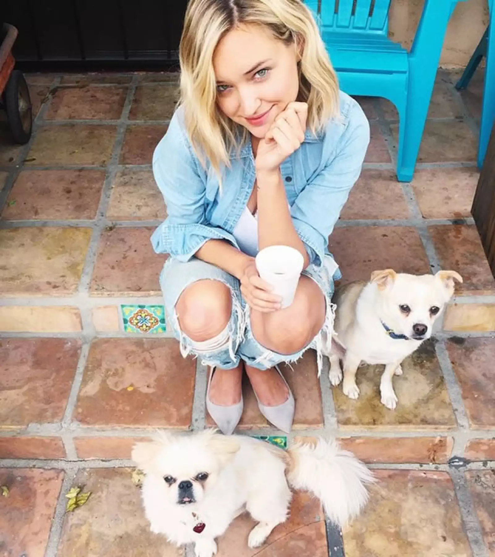 La bloggera Liz Cherkasova de Late Afternoon, posa con dos de sus perros.
