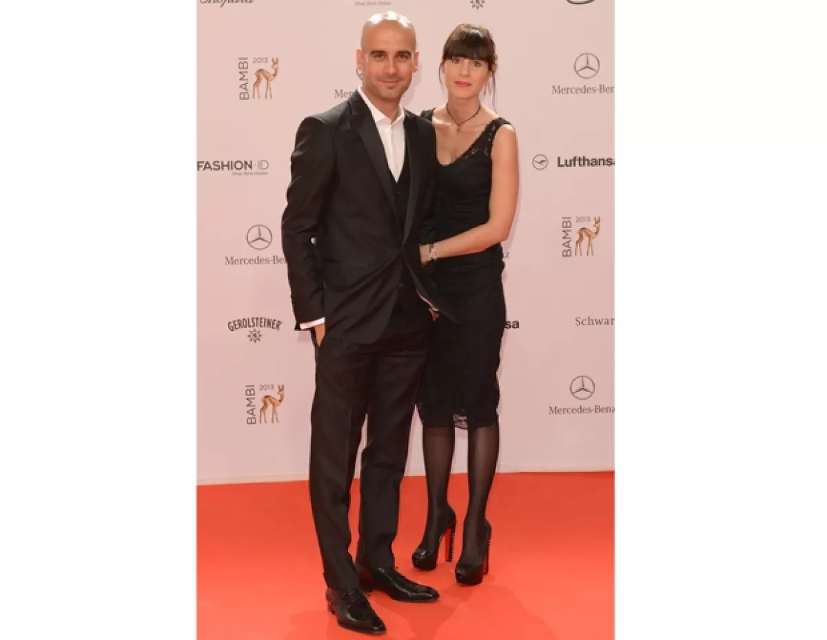 Como toda una estrella, Pep Guardiola desfiló junto a su esposa Cristina.