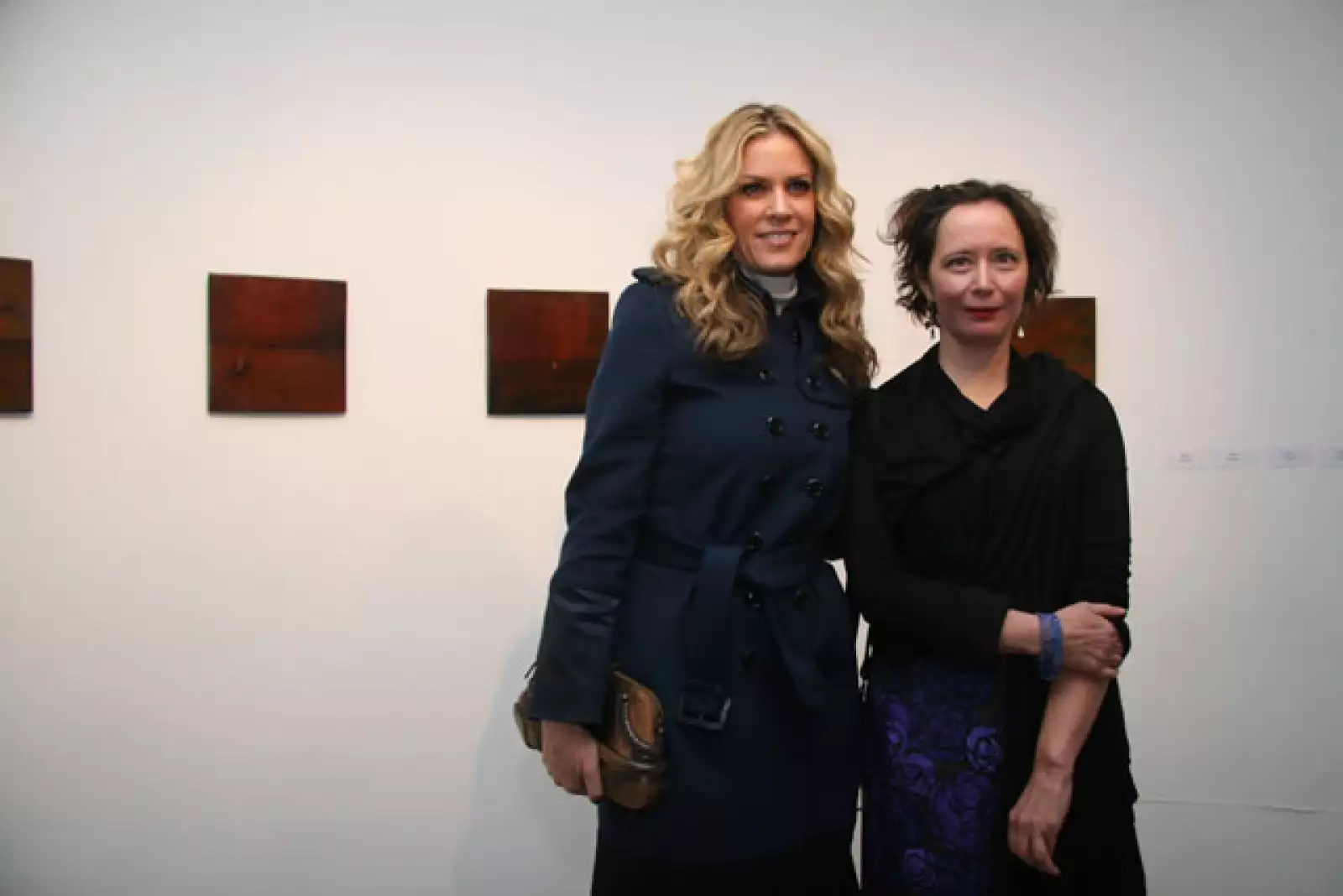 Exposición de Mona J. Lang con Rebeca De Alba.