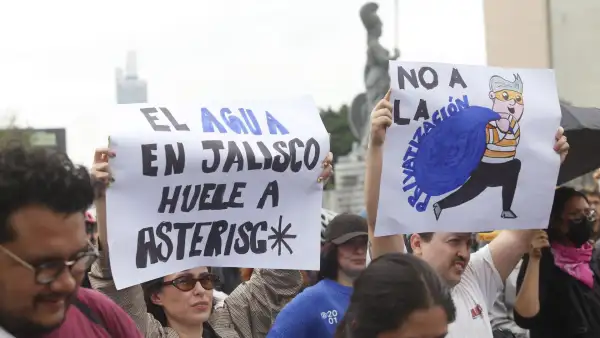 Manifestantes protestan por el problema de agua sucia en Guadalajara, Jalisco.