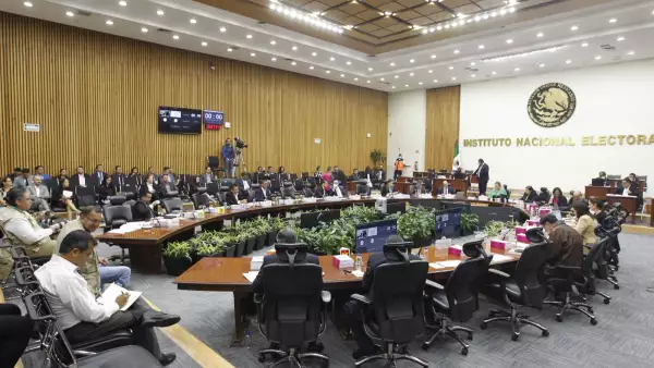 Sesión del INE en la que define multas a los partidos