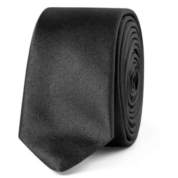 Lo mismo que el bow tie, una corbata negra es un artículo obligado en tu clóset.