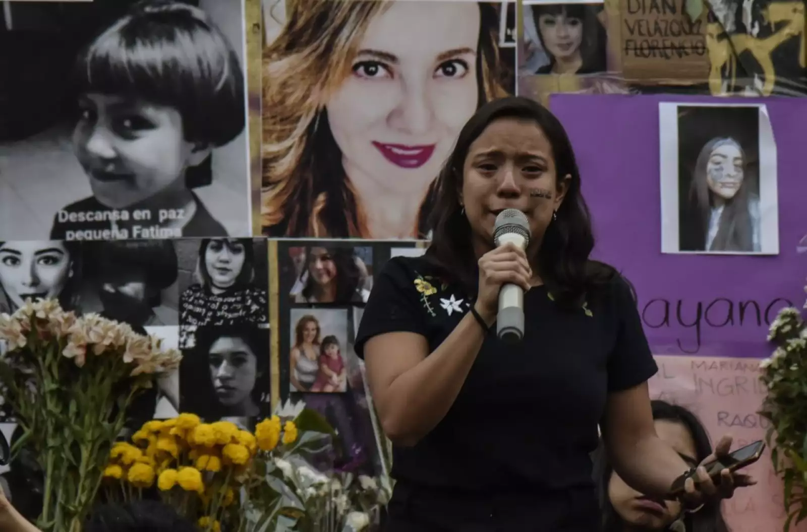Con flores, velas y fotografías, mujeres rindieron homenaje a víctimas de feminicidio