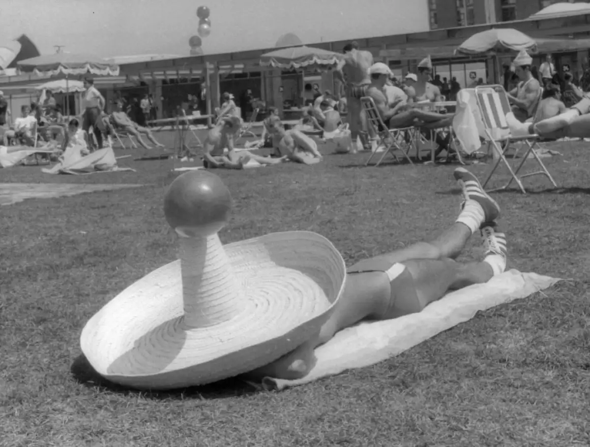 atleta tomando el sol en la villa olímpica de méxico 68
