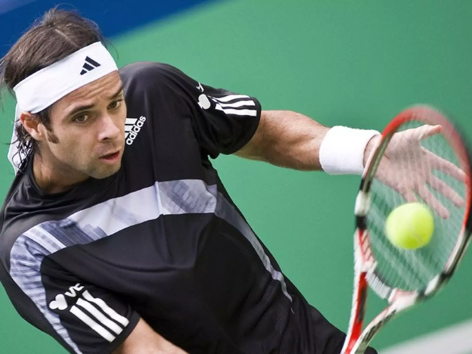 Comenzó a jugar en el Club de Tenis de la Reina en Chile desde muy chico.