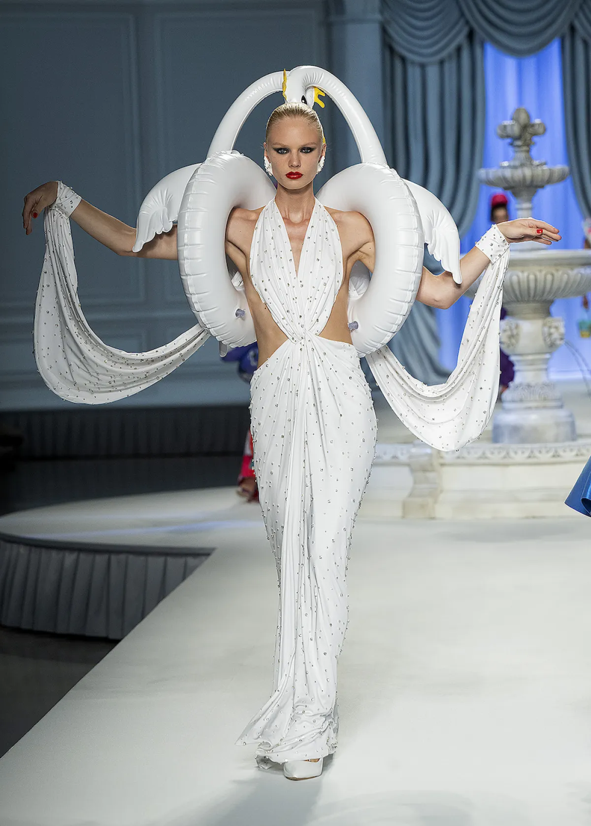 Vestido blanco con cuello halter y falda drapeada con mangas con aplicaciones de cristales 