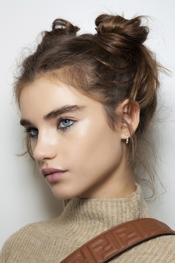 beauty look-quedarte en casa-fendi-pelo-maquillaje-chongo-sombras-corrector-3.jpg