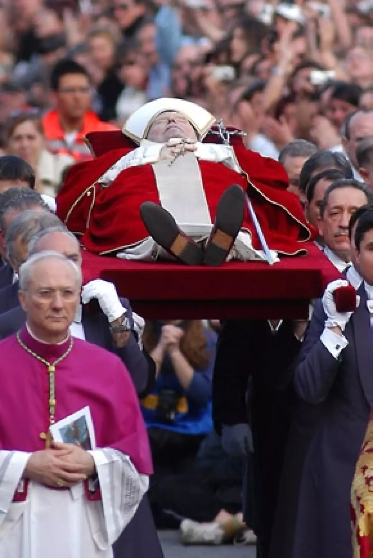 Para su beatificación, el féretro del pontífice fue sacado de las Grutas Vaticanas para que este 1 de mayo se lleve a cabo su santificación.