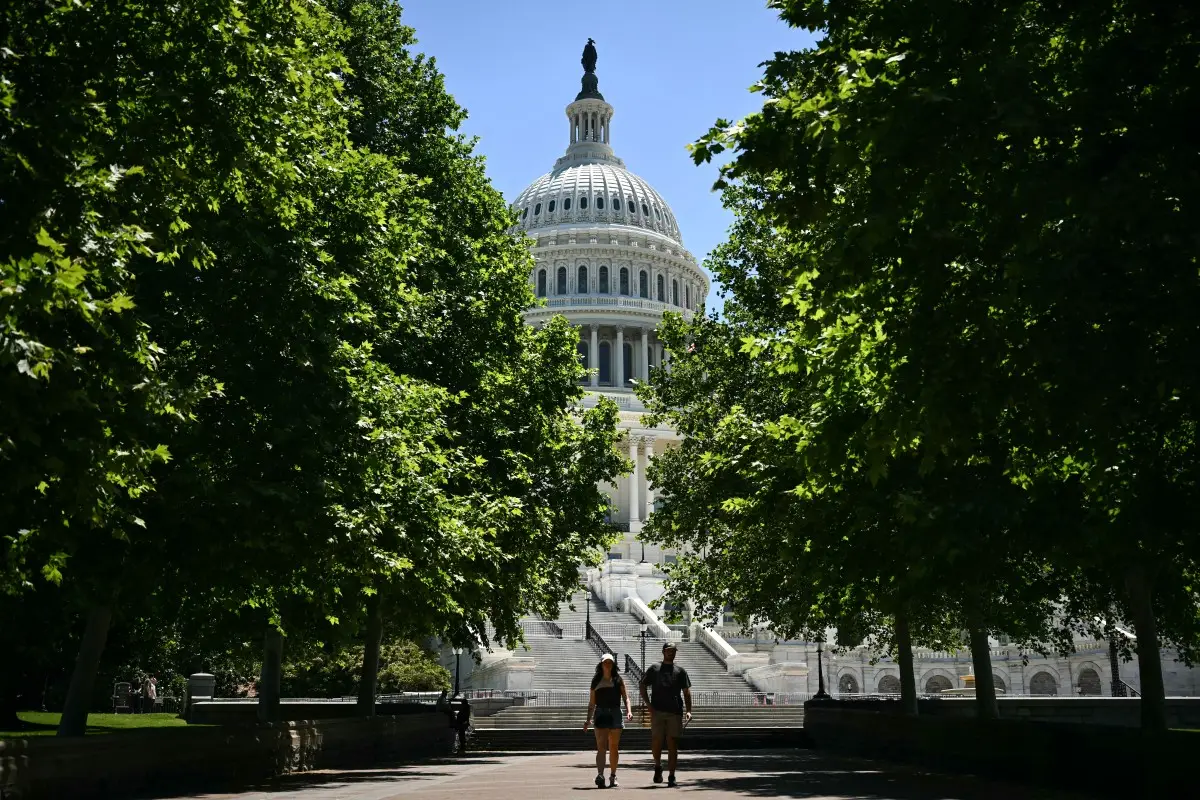 La gente camina fuera del Capitolio de los Estados Unidos en Washington, DC, el 4 de junio de 2026.