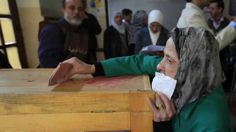 una viejita deposita su voto en egipto