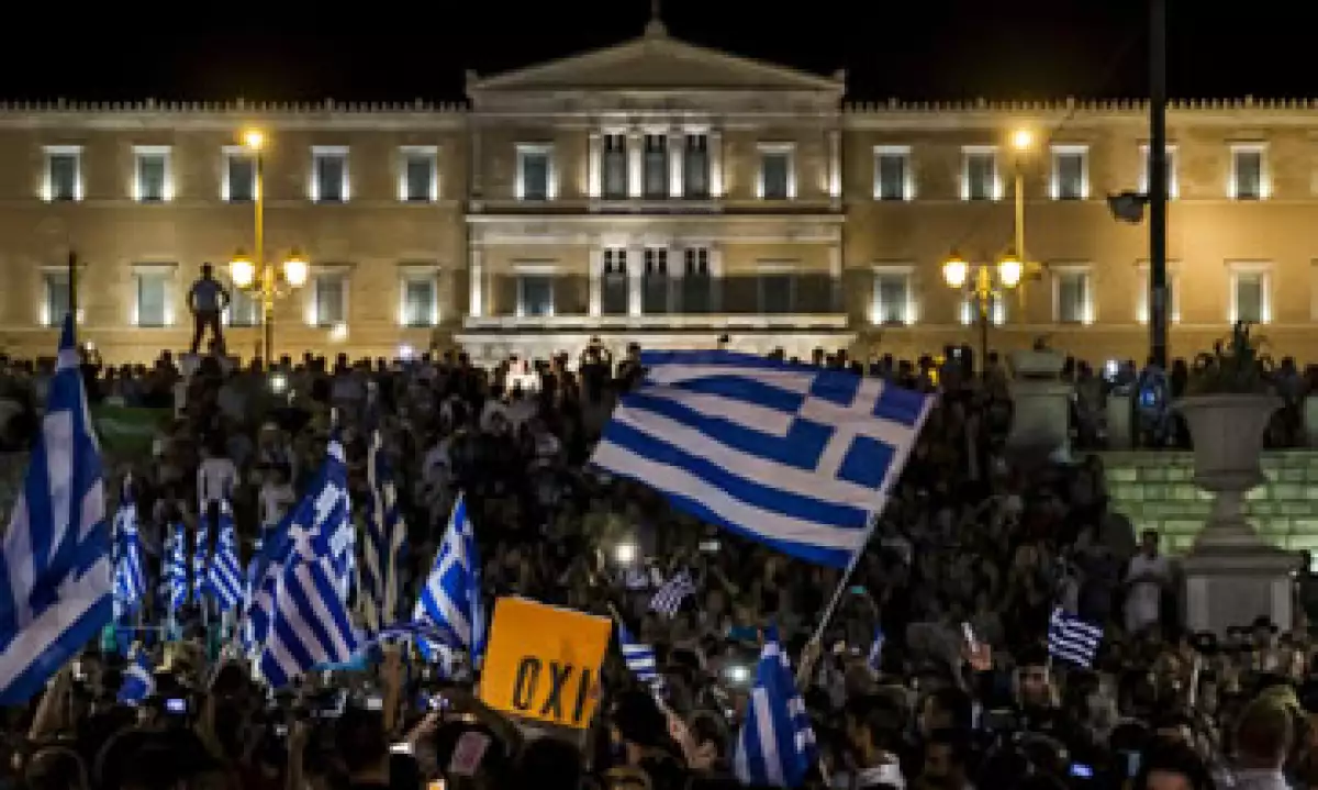 Griegos que votaron por el no celebran el resultado en Atenas. (Foto: Reuters )