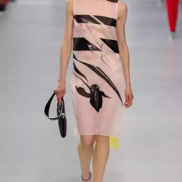 Dior juega con las transparencias.