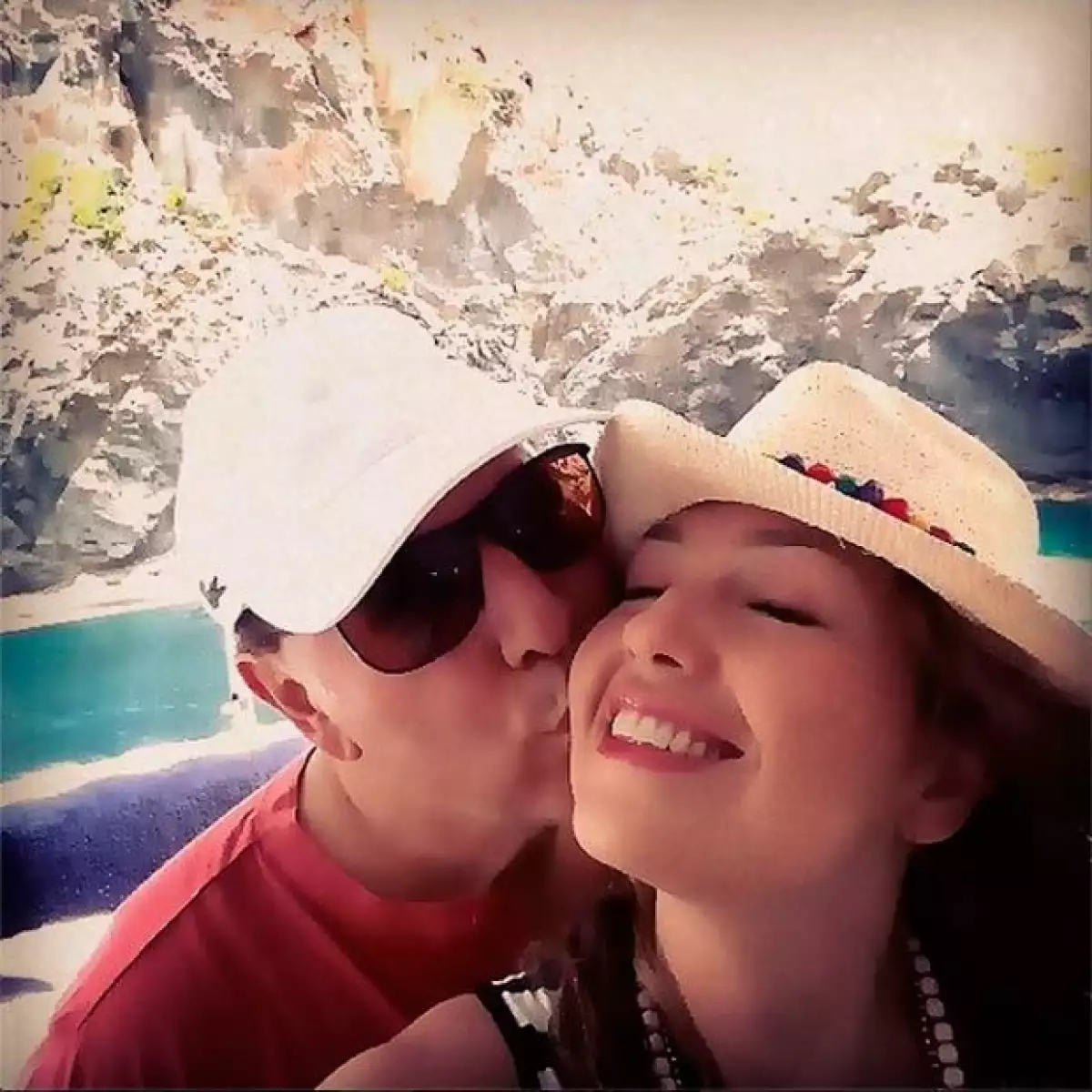 La pareja se mostró amorosa durante su viaje, junto a la foto Thalía posteó: 15 años después.