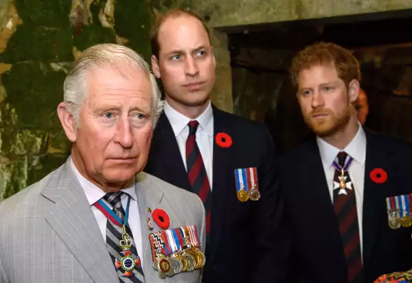 El príncipe Harry y su papá el rey Carlos III de Inglaterra