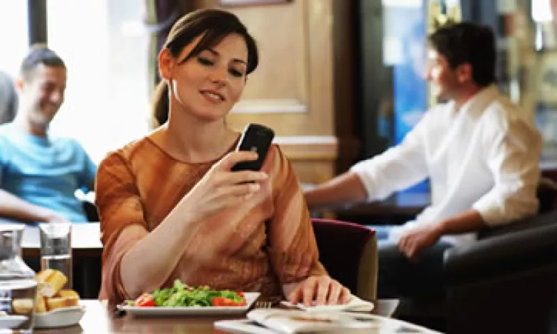 Entre el 40% y el 50% de los clientes ha aceptado y ha dejado su teléfono. (Foto: Getty Images)