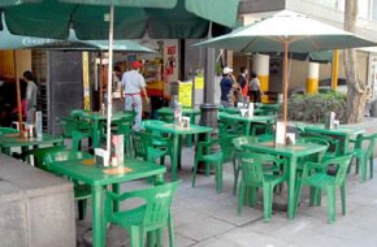 De acuerdo con la Cámara Nacional de la Industria Restaurantera sólo se podrá vender alimentos para llevar a casa, pero esta medida no ha sido acatada por todos.