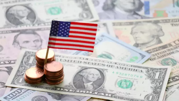 bandera de estados unidos con billetes debajo