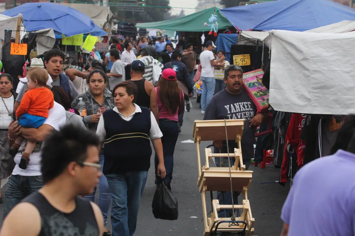 Comerciantes del barrio de Tepito y de la Lagunilla; la iniciativa de ley Chambeando Ando busca regular sus actividades comerciales informales