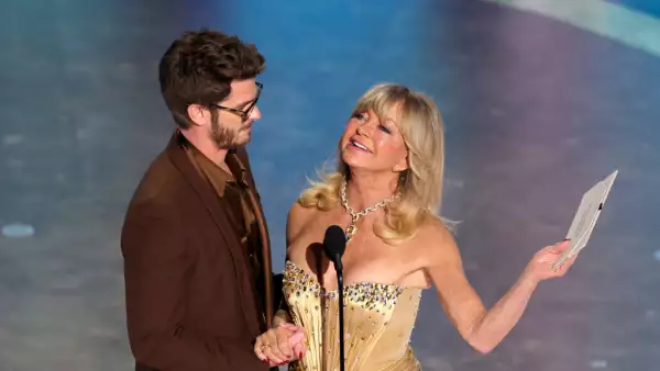 Andrew Garfield rinde homenaje a su madre en Los Oscar