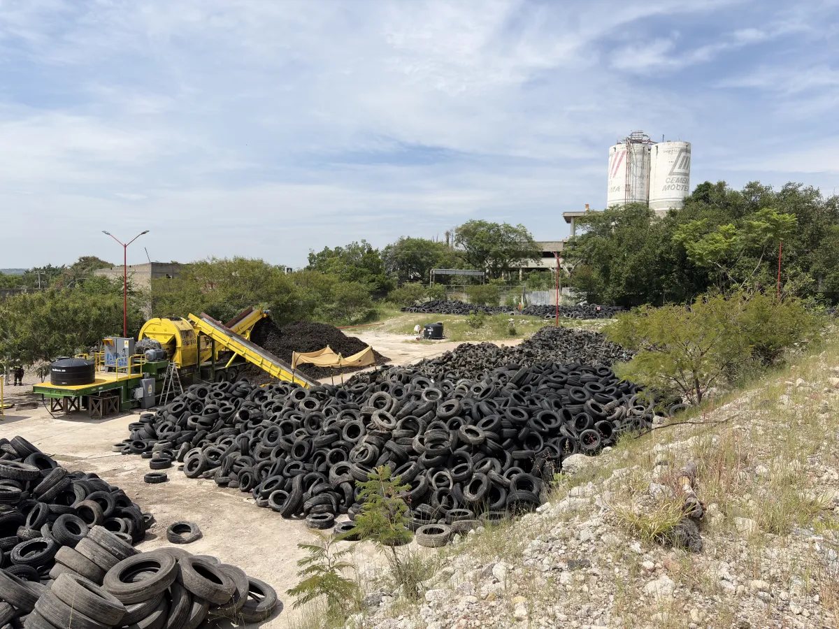  Fotografía del Centro Estatal de Economía Circular para la transformación de llantas (CEEC) de Cementos Moctezuma, destinado a procesar neumáticos abandonados.