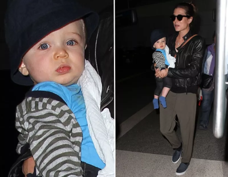 La hija de Carolina de Mónaco fue captada con su hijo Raphael y su pareja Gad Elmaleh llegando a Los Ángeles provenientes de París. Desde hace meses no veíamos al bebé de ocho meses de edad.