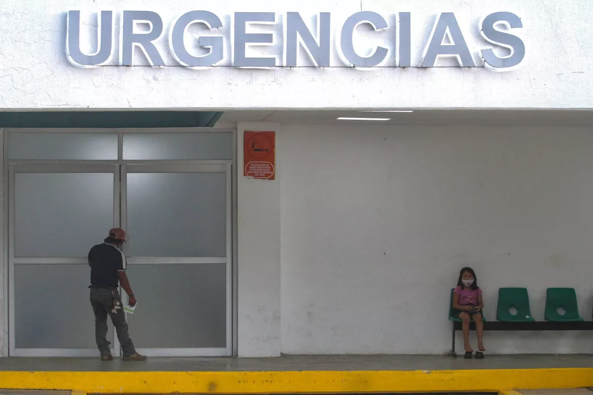 El padre busca atención para su hija en él área de urgencias por COVID-19 en Chiapas.