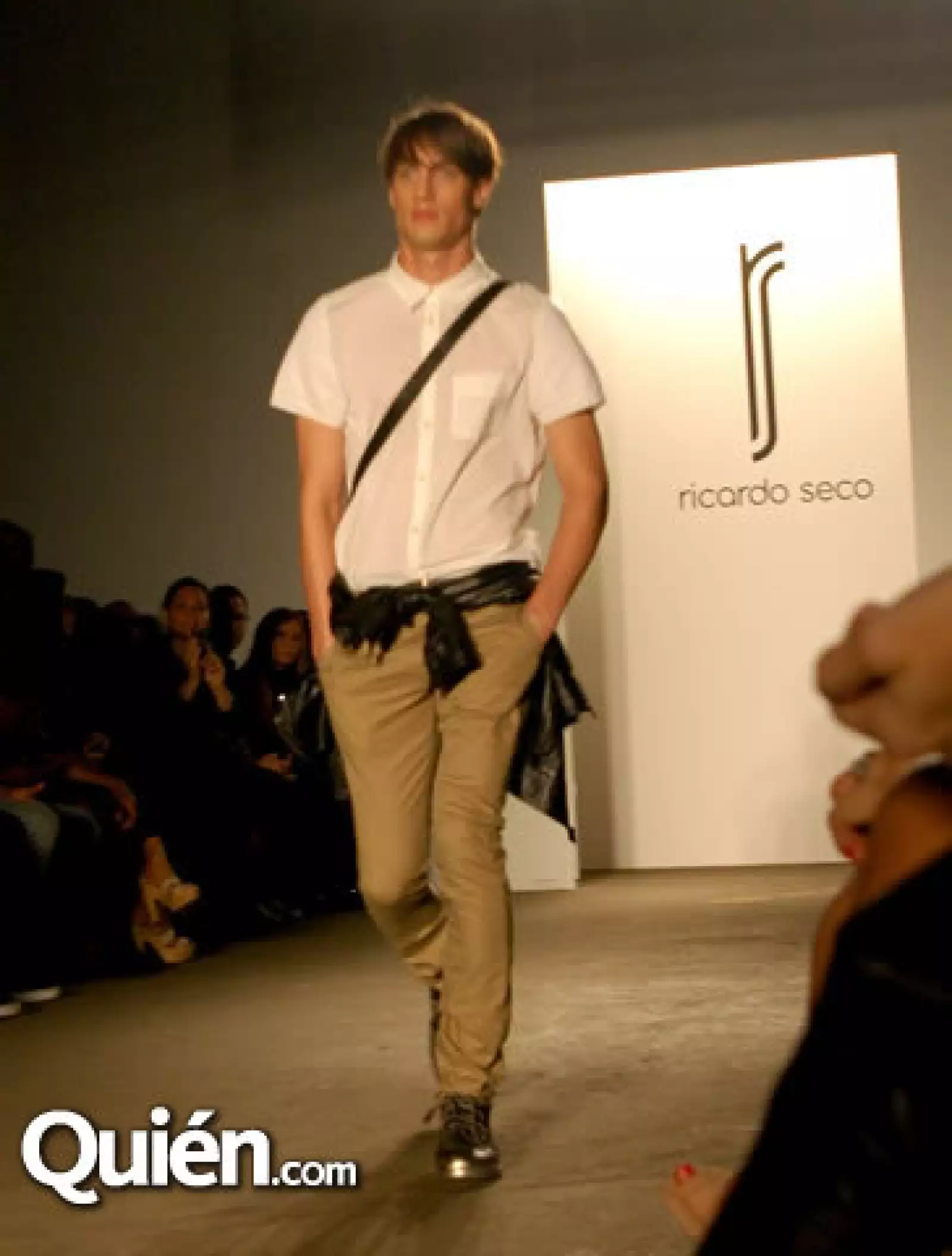 Blanco,hueso,khaki y negro en diversas tonalidades,fueron los colores elegidos por el diseñador. El acento de color lo aportan los bordados artesanales de México