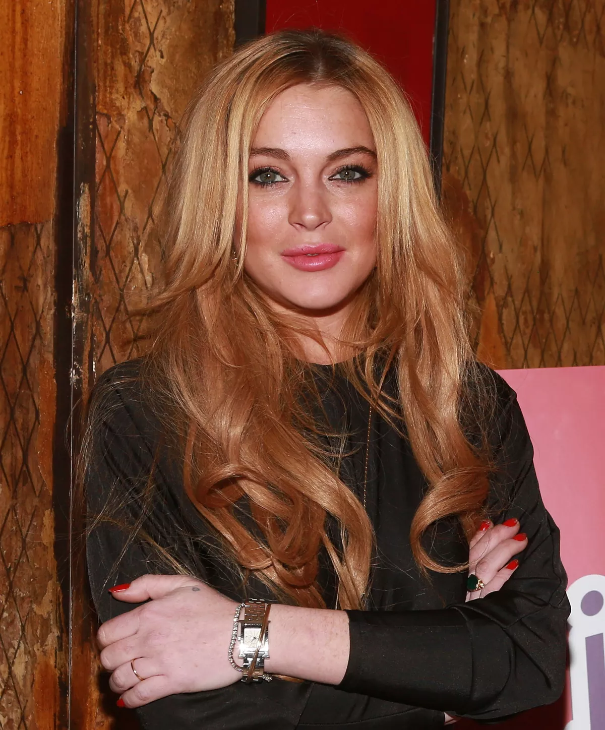 Lindsay recibe puñetazo en la cara por querer salvar a niños 