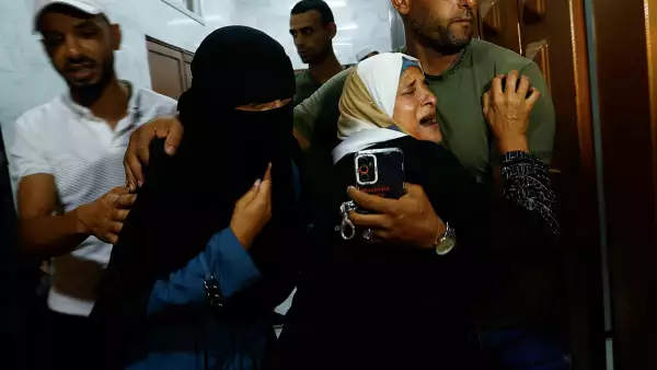 Los familiares palestinos de Youssef Radwan, que fue asesinado por las fuerzas israelíes durante una protesta en la valla fronteriza entre Israel y Gaza, reaccionan en el hospital de Khan Younis
