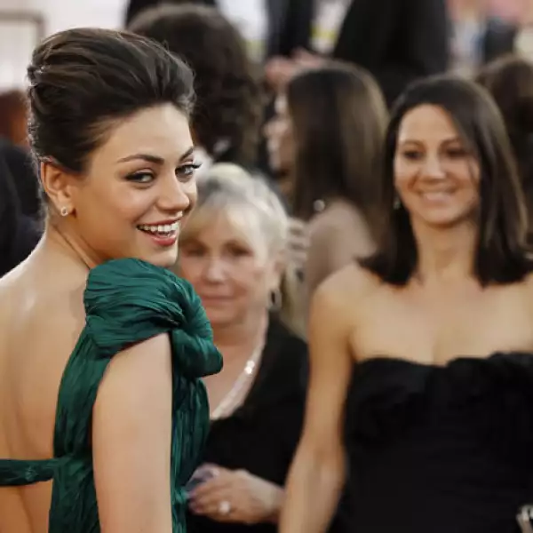 Mila Kunis se apuntó a la tendencia `verde´ y también a la de la espalda.